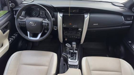 TOYOTA HILUX SW4 2.8 D-4D TURBO DIESEL DIAMOND 7L 4X4 AUTOMÁTICO